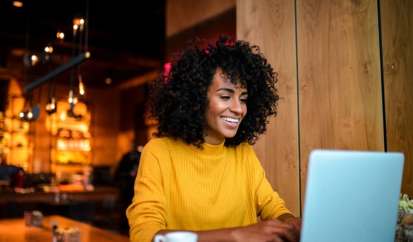 La mujer que presenta los impuestos en la laptop