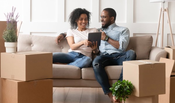 Pareja que se muda a casa