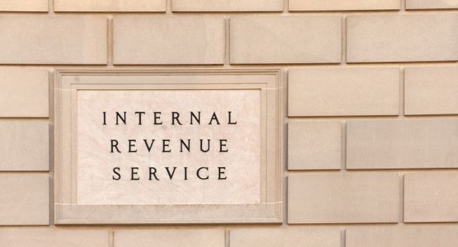 Letrero en el edificio de la sede del IRS en el centro de Washington, DC