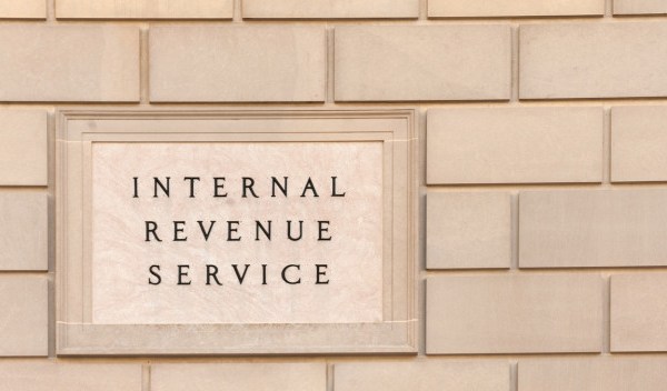 Letrero en el edificio de la sede del IRS en el centro de Washington, DC