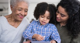 4 beneficios tributarios que puedes aprovechar si cuidas niños y adultos mayores