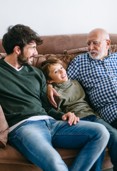 Cuatro beneficios tributarios que puedes aprovechar si cuidas niños y adultos mayores