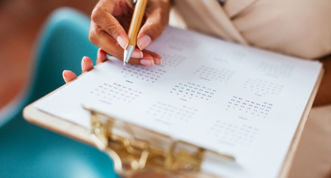 woman-using-a-calendar